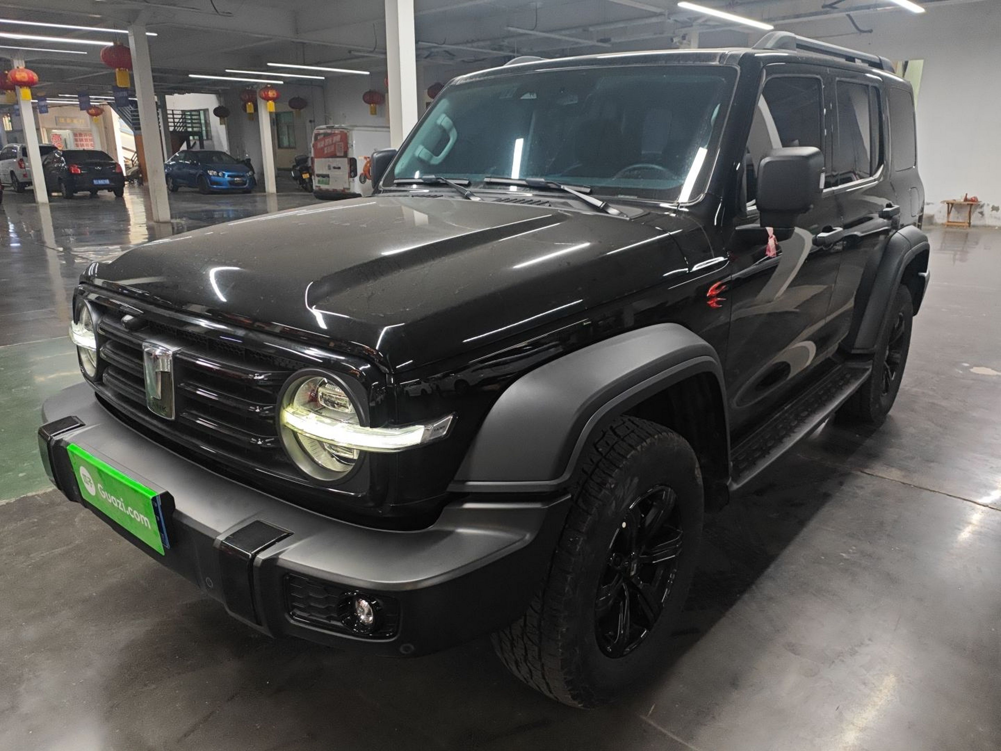 تحت مقدمة السيارة