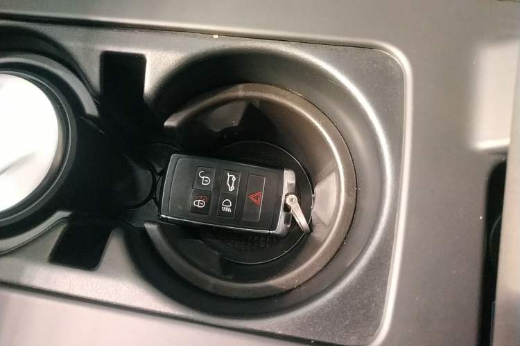 Used Land Rover Discovery 2019 2.0T SE
