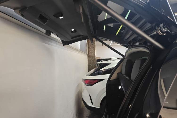 Used Land Rover Discovery 2023 360 PS R-Dynamic S
