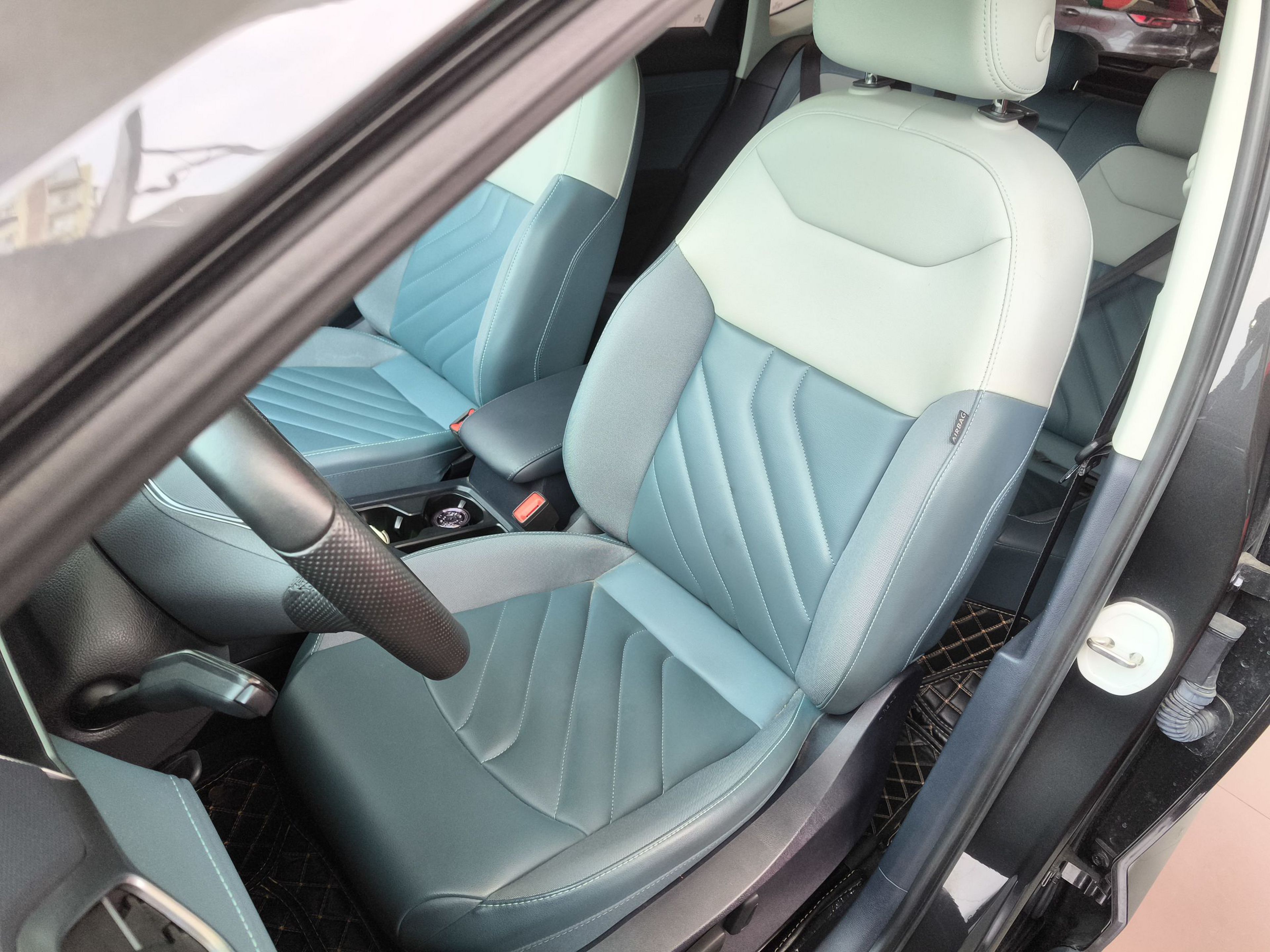 Переднее сиденье в автомобиле