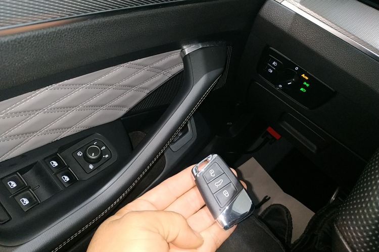 Used Volkswagen Magotan 2023 2 Million Units Limited Edition 330TSI DSG Leading Version
