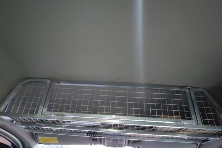 Used SAIC MAXUS Xintu V80 2024 Aotong 6AMT Short Wheelbase Mid-Roof Model with 127 Ps 5 Seats