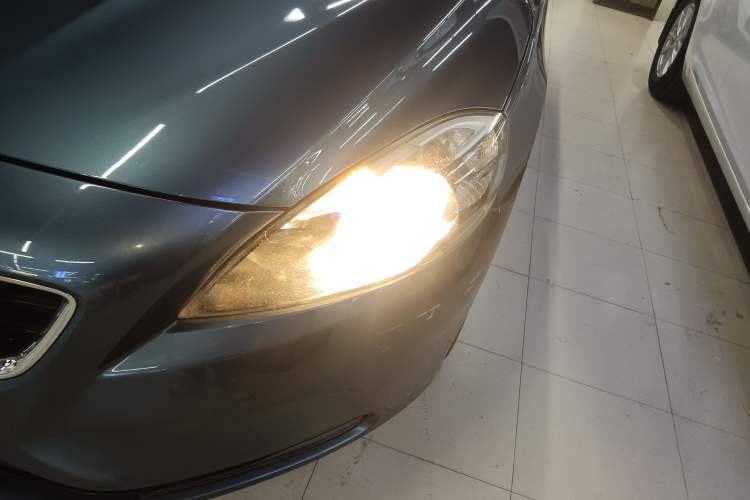 Used Volvo V40 2014 2.0T Zhiyi Version
