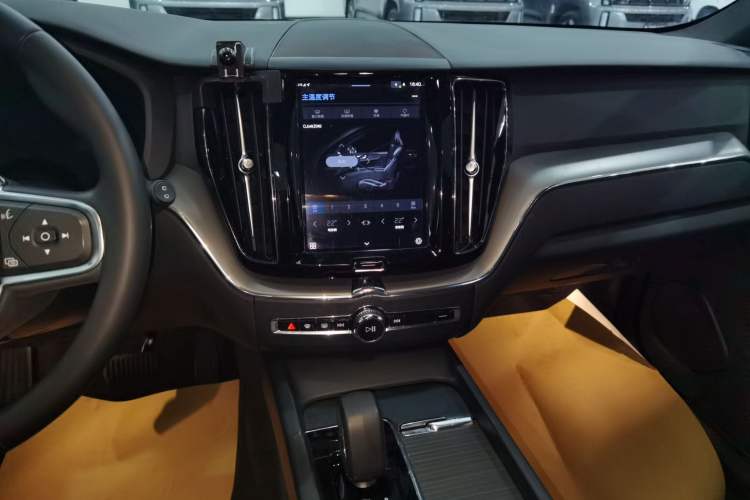 Used Volvo XC60 2023 B5 4x4 Smart Luxury Edition
