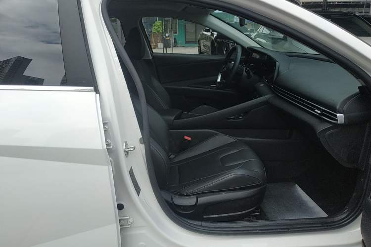 Used Hyundai Elantra 2022 1.5L CVT LUX Prestige Edition
