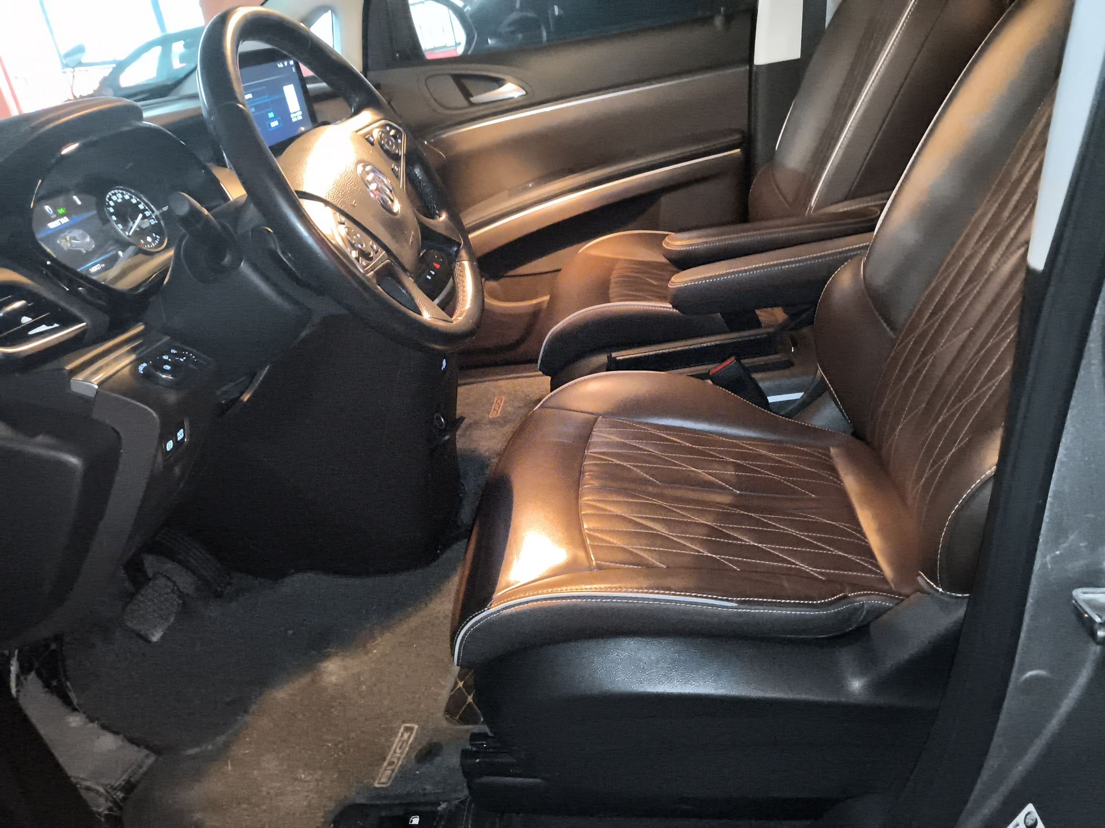 المقاعد الأمامية داخل السيارة