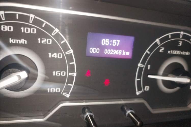 Used SAIC MAXUS Xintu V80 2023 2.0T Manual Classic Aoyuntong Short Wheelbase Mid-Roof 5/6-Seater