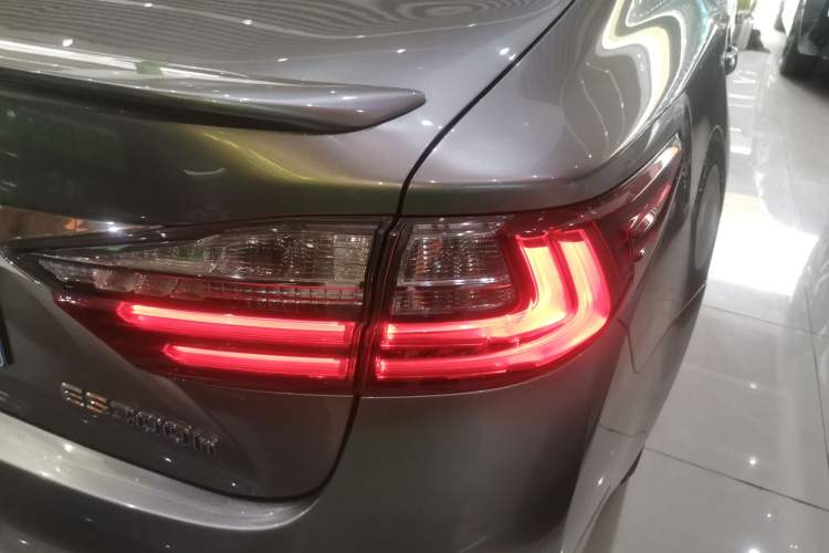 Used Lexus ES 2015 300h Comfort Edition