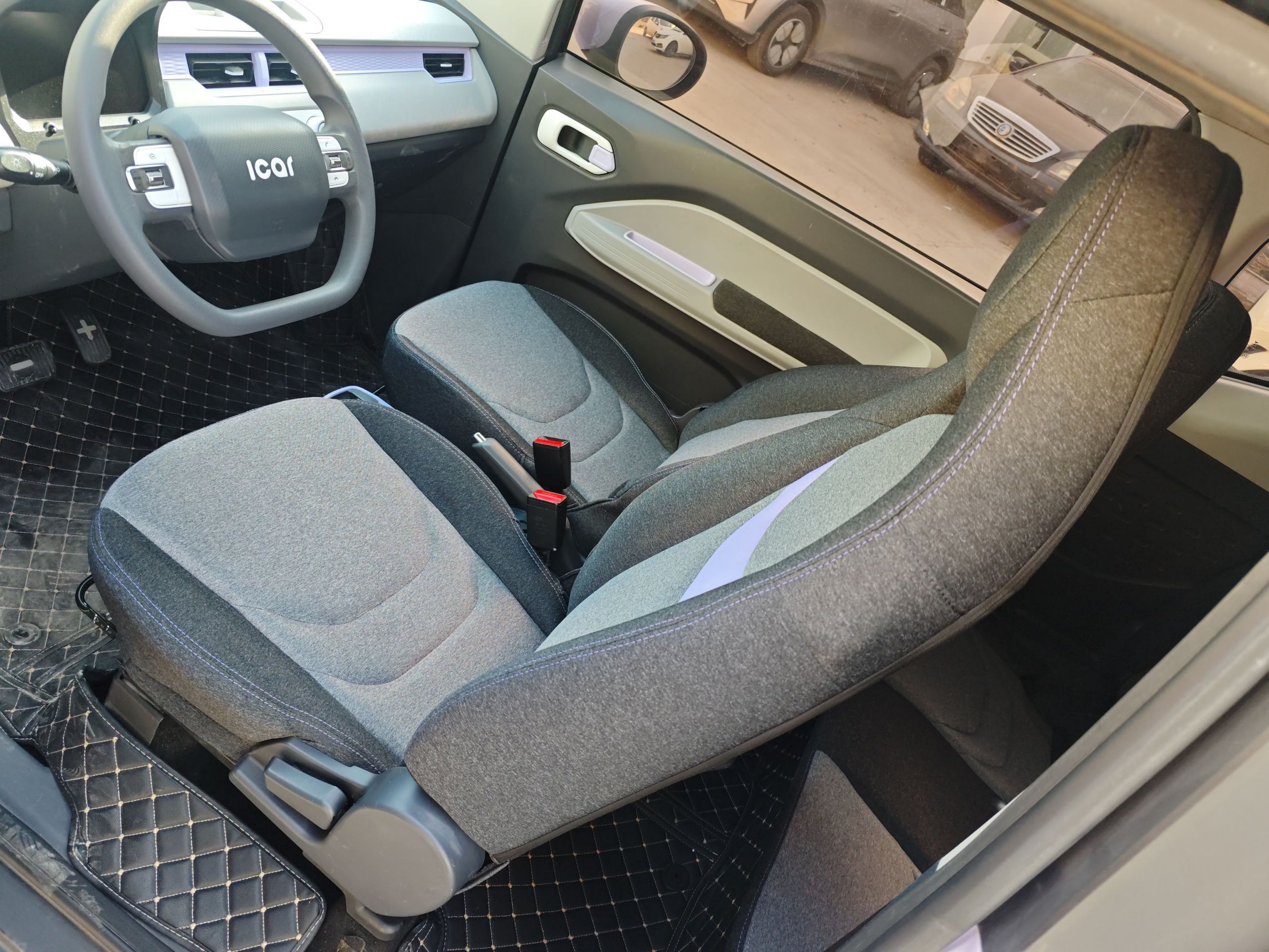 المقاعد الأمامية داخل السيارة