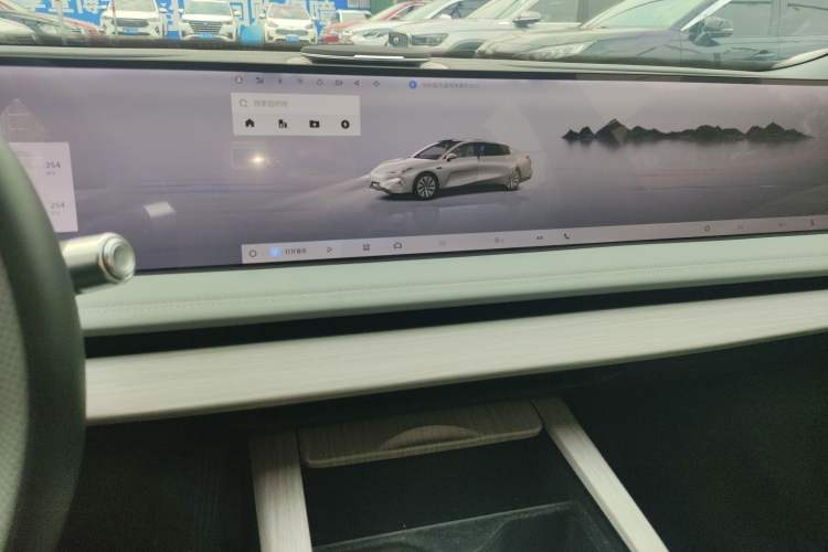 Used  E8 2024 550 km Range Rear-Wheel-Drive PRO