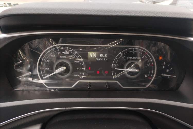 Used SAIC MAXUS Xintu V80 2024 Aotong Value Edition 6AMT Short Wheelbase Ultra-Low Roof 127 Ps 5/6 Seats
