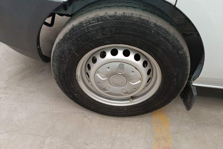 Used Ford Transit 2020 2.0T Diesel Multi-Function Commercial Vehicle Mid-Chassis Low-Roof Design with Dual Rear Doors Meeting China VI Emission Standards
