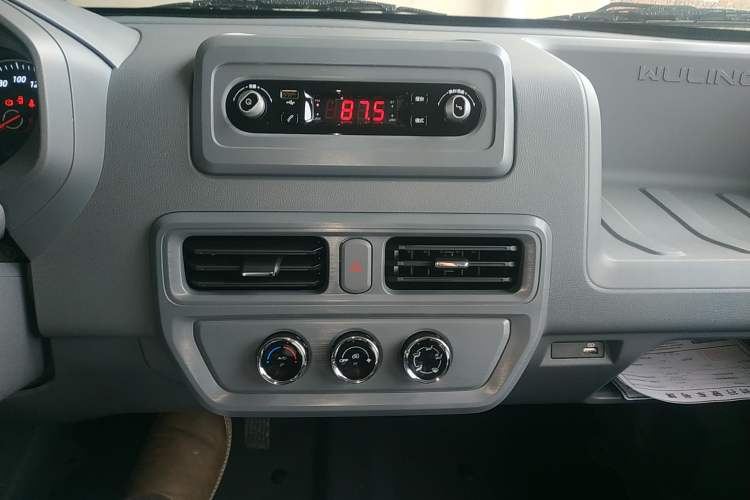 Used Wuling Yangguang 2024 300KM Comfort Version Passenger Van 75kW
