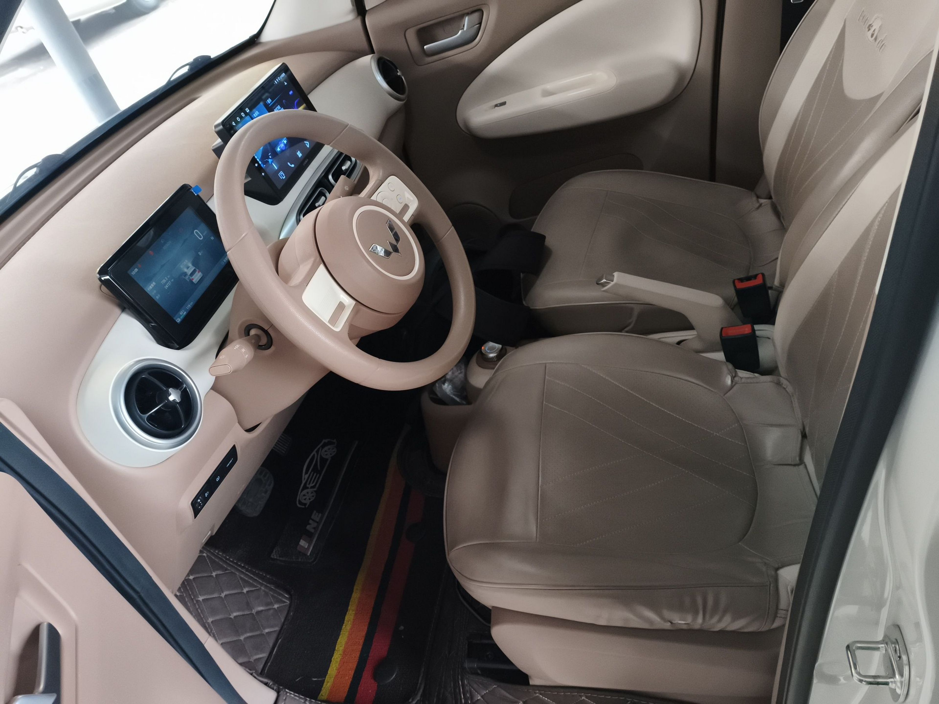 Переднее сиденье в автомобиле