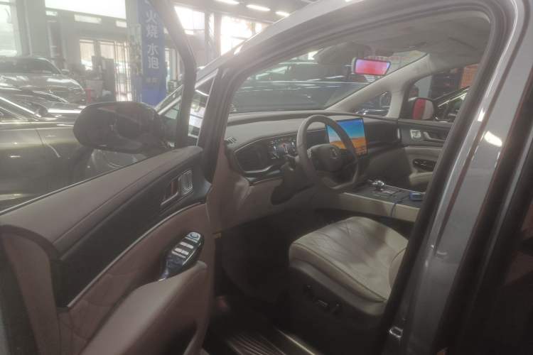 Used Denza D9 2024 DM-i 980 Four-Wheel Drive Prestige Model
