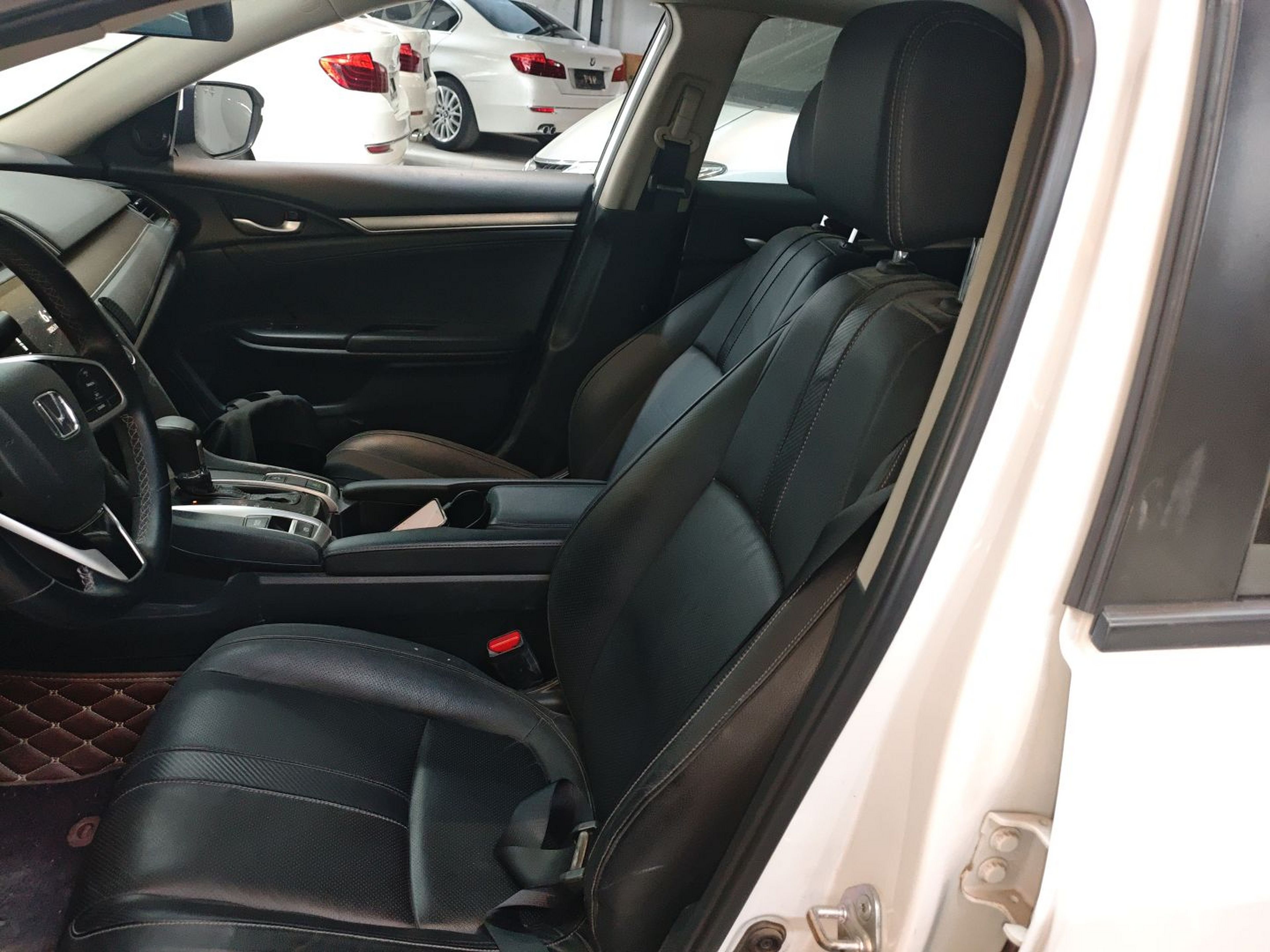 Переднее сиденье в автомобиле