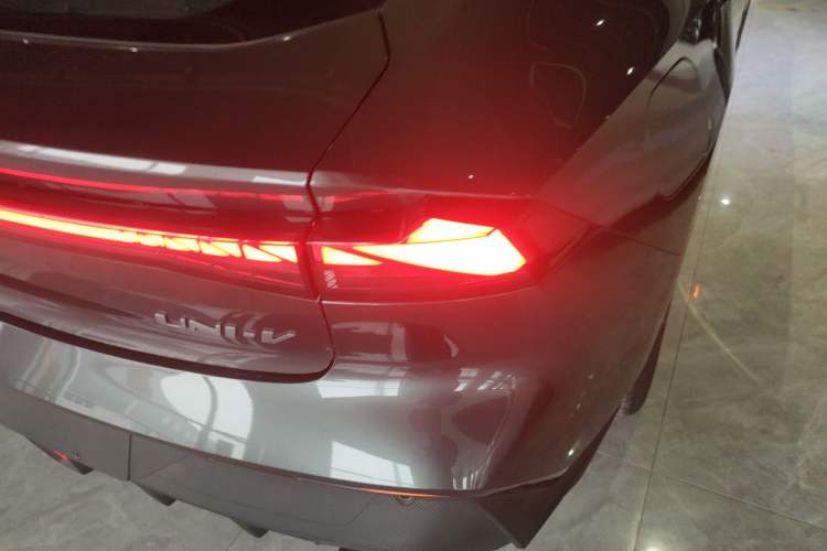 Used Changan UNI-V iDD 2023 ZhiDian iDD 1.5T 113km Smart & Fun Version
