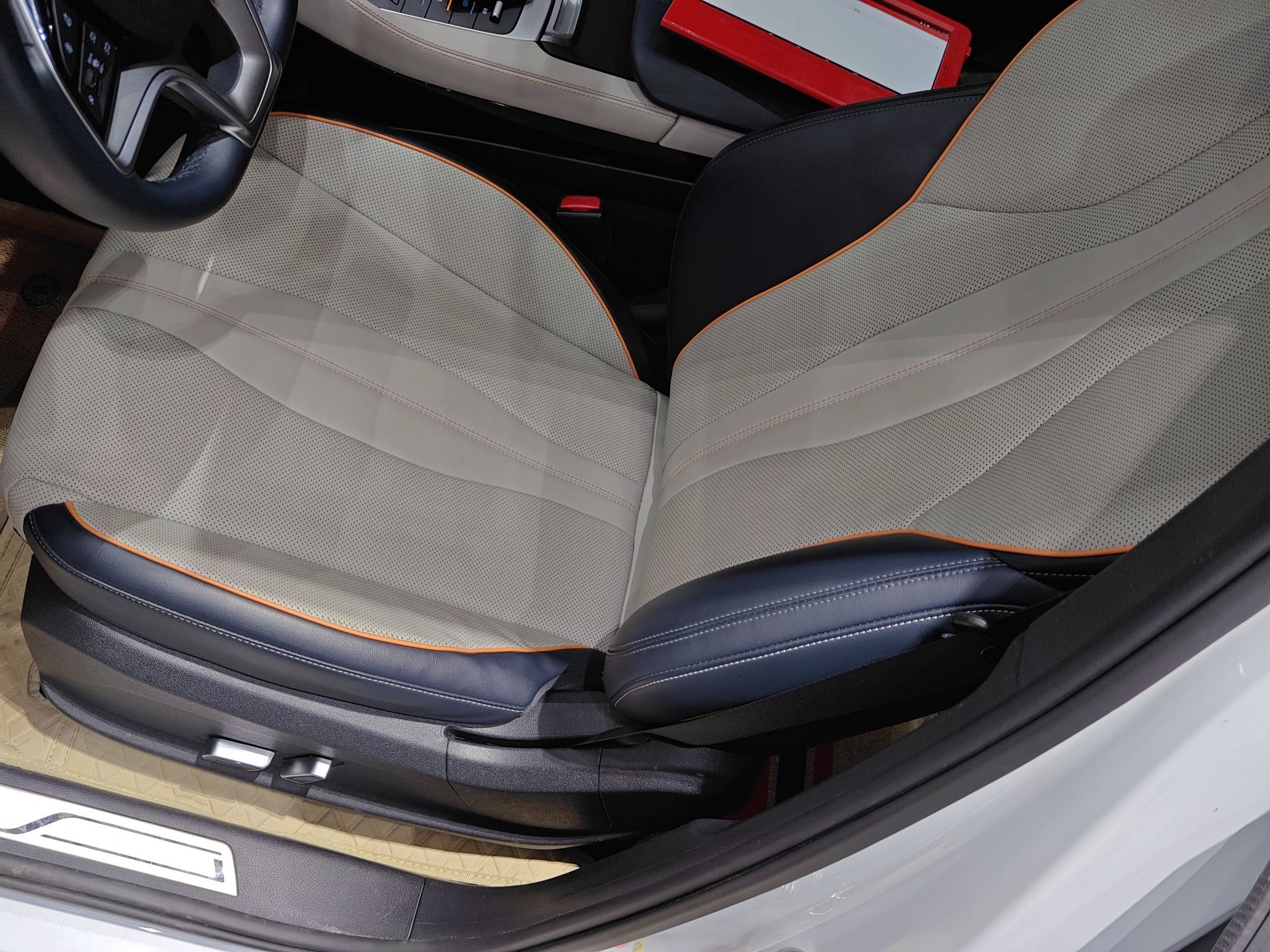 Переднее сиденье в автомобиле