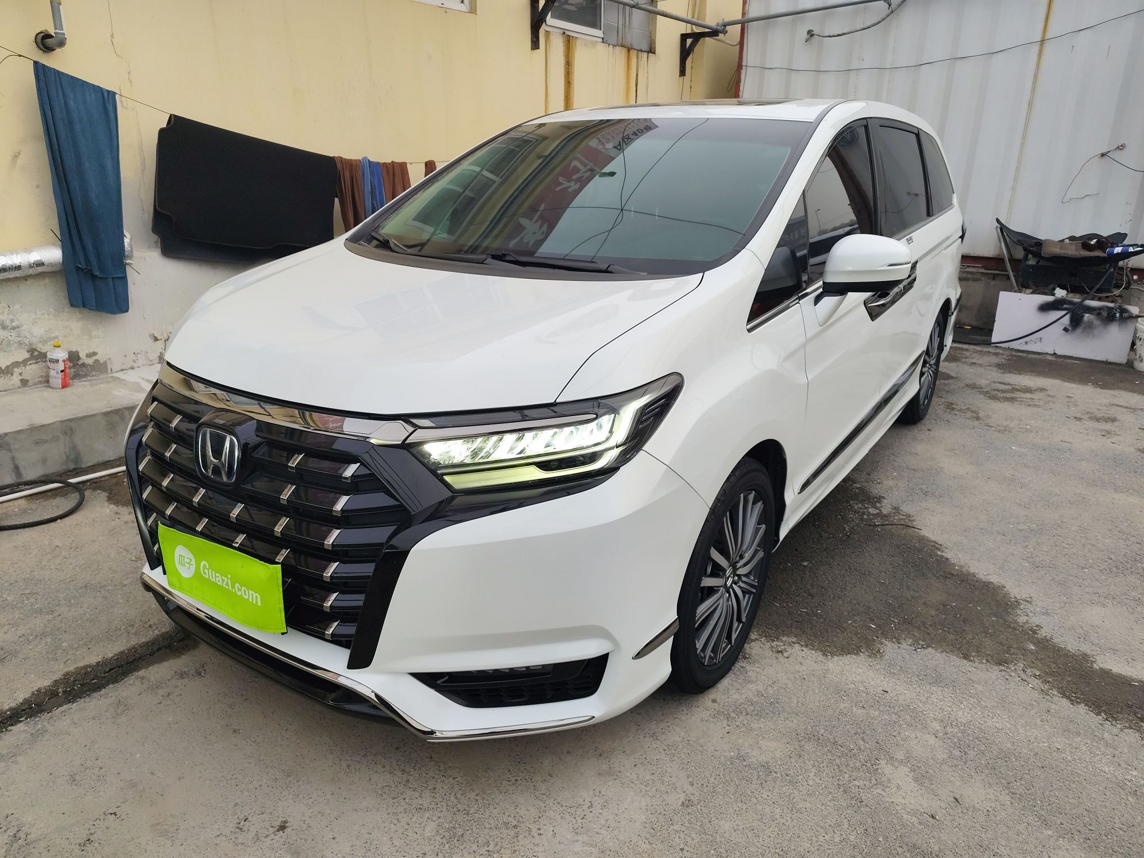 تحت مقدمة السيارة