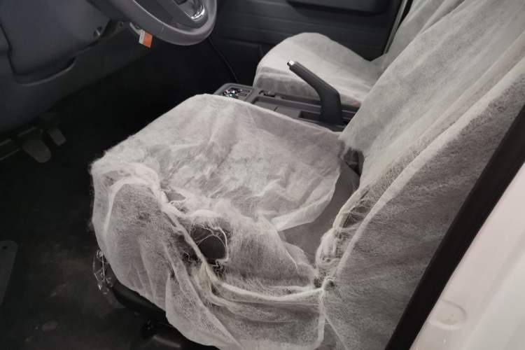 Used Wuling Yangguang 2024 300KM Comfort Version Passenger Van 75kW
