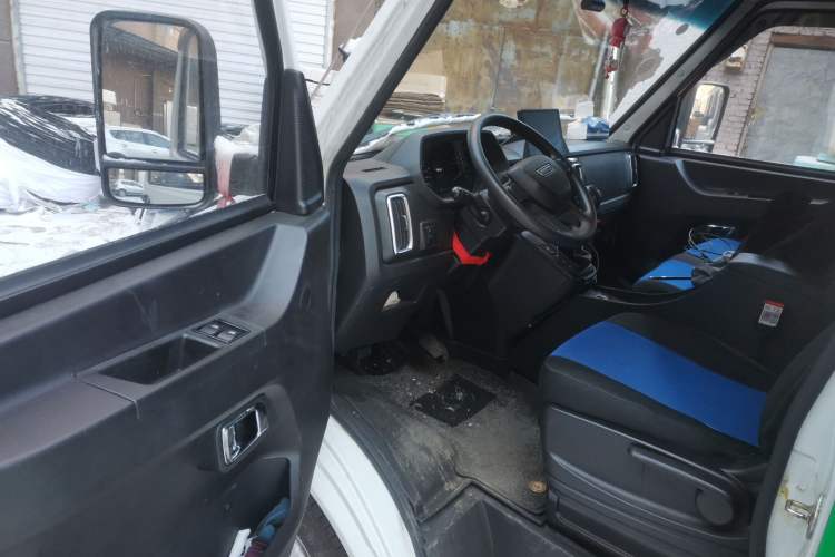 Used Iveco Daily 2023 2.5T A35M1 Multi-Purpose Passenger Vehicle Short Wheelbase Mid-Roof Design Dual Side Sliding Doors Automatic Transmission
