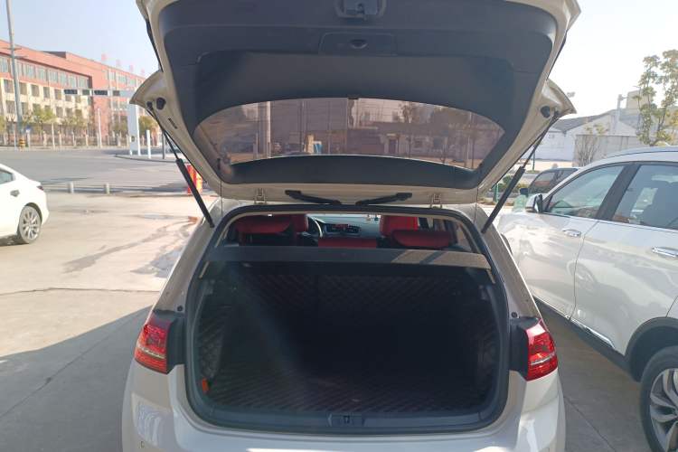 Used Volkswagen Golf 2017 1.6L Automatic Comfort Million-Vehicle Anniversary Edition
