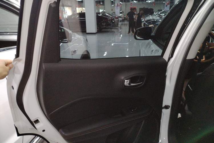 Used  Compass 2020 220T Automatic Leading Edition
