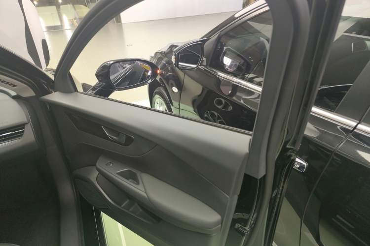 Used Hongqi E-QM5 2023 Base Travel Edition
