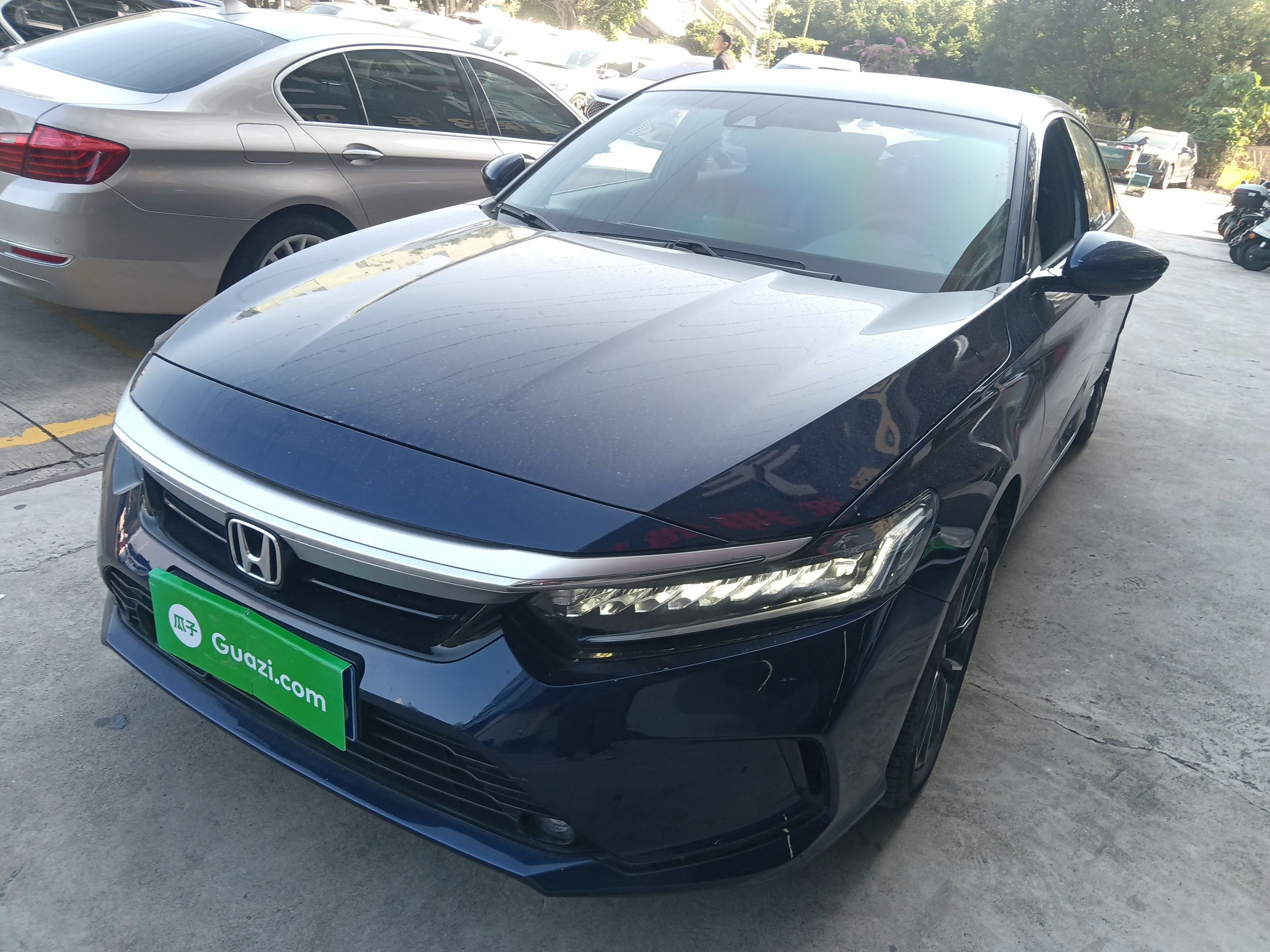 Под передней частью автомобиля