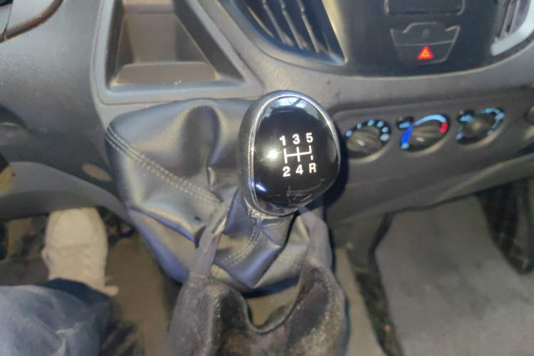 Used Ford Transit 2017 2.0T Diesel Multi-Purpose Commercial Vehicle Short Wheelbase Low Roof China V Standard