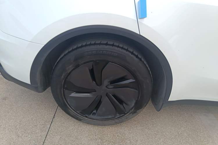 Used Tesla Model Y 2025 Long-Range All-Wheel-Drive Version
