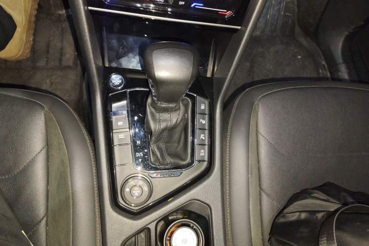 Used Volkswagen Tiguan L 2019 380TSI Automatic All-Wheel Drive Luxury Edition with 7 Seats China VI Standard
