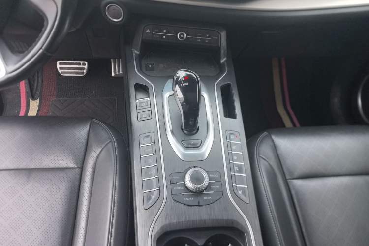 Used Wey VV6 2018 2.0T Two-Wheel-Drive Ultra-Luxury Version China V Standard
