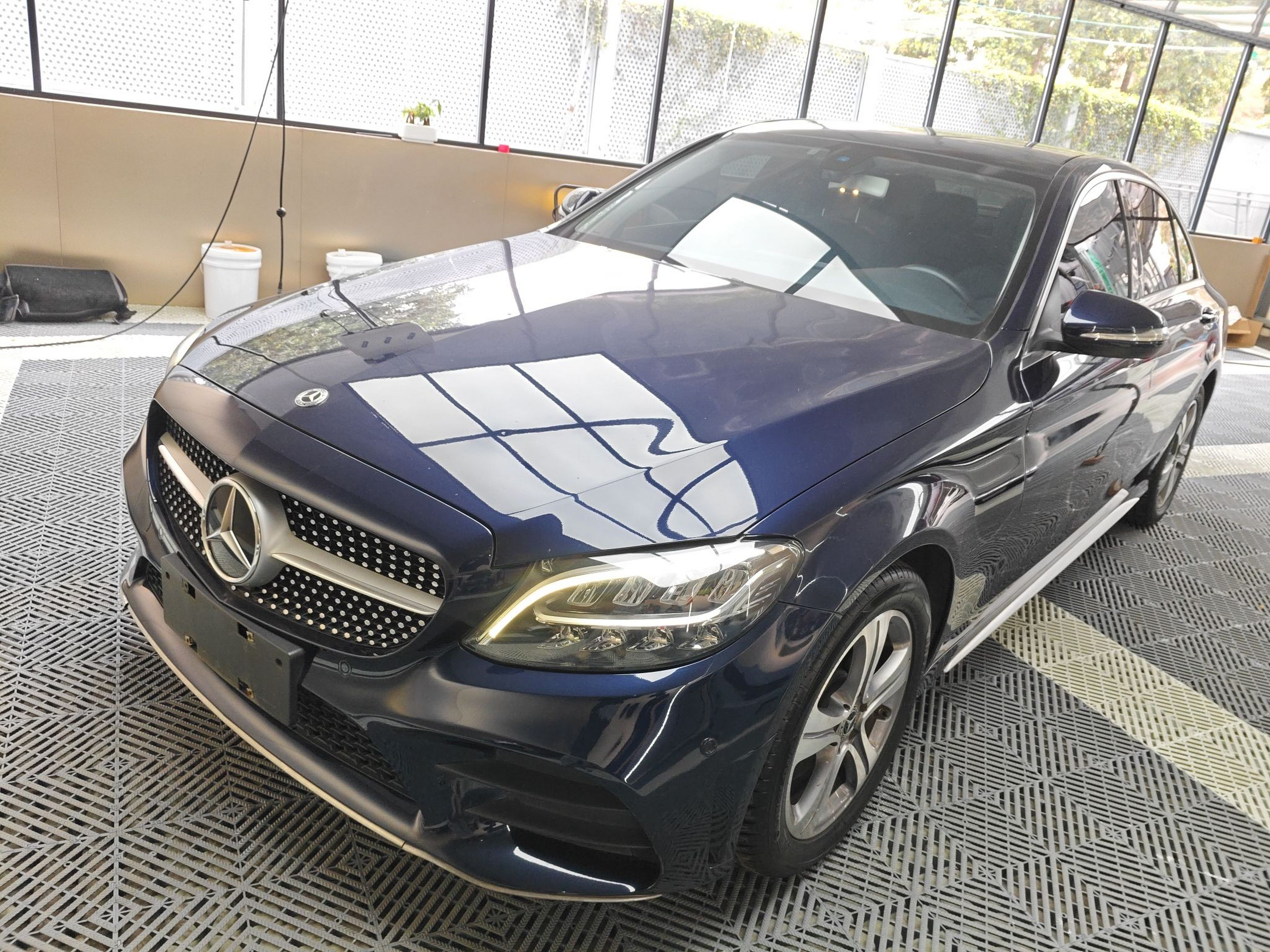 Под передней частью автомобиля