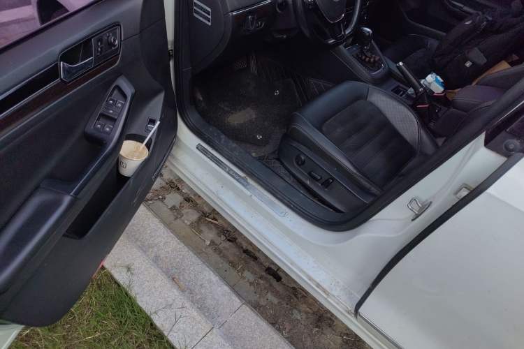 Used Volkswagen Sagitar 2017 230TSI Automatic Luxury Edition
