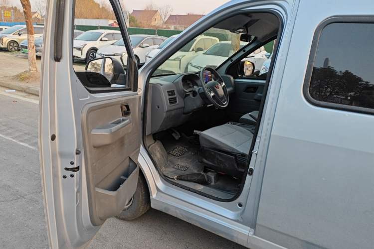 Used Wuling Yangguang 2024 300KM Comfort Version Passenger Van 75kW
