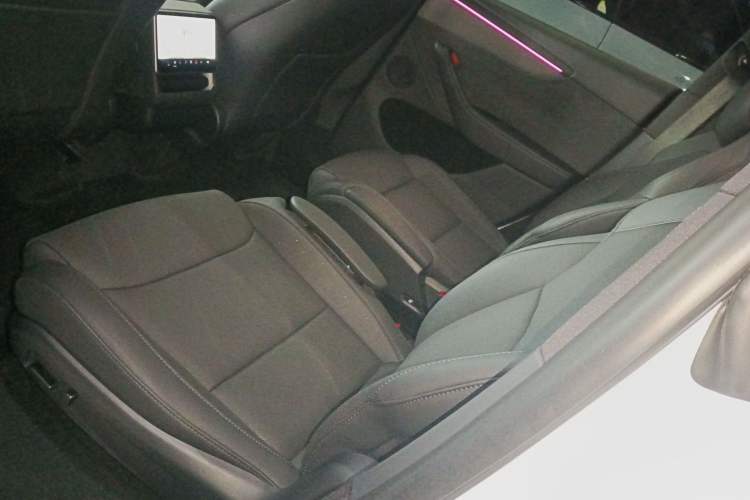 Used Tesla Model Y L 2025 Long-Range All-Wheel-Drive Version
