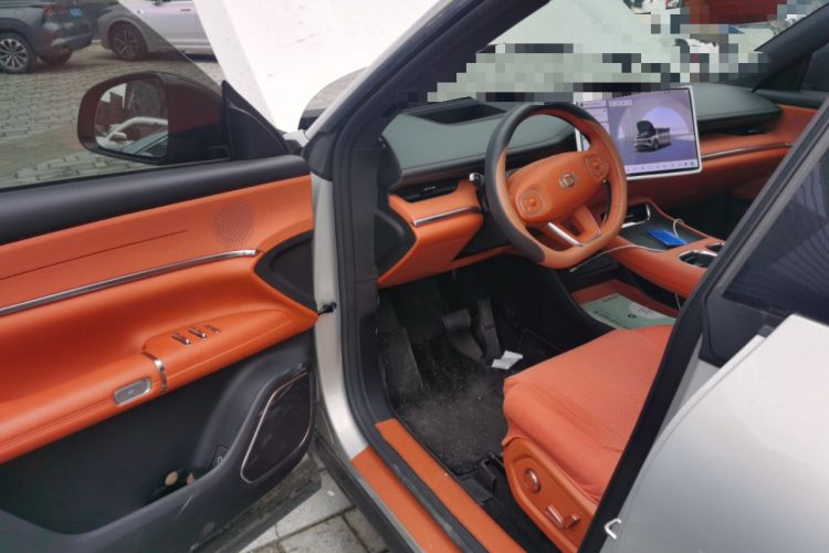 Used  Q07 2025 215 Prestige Edition
