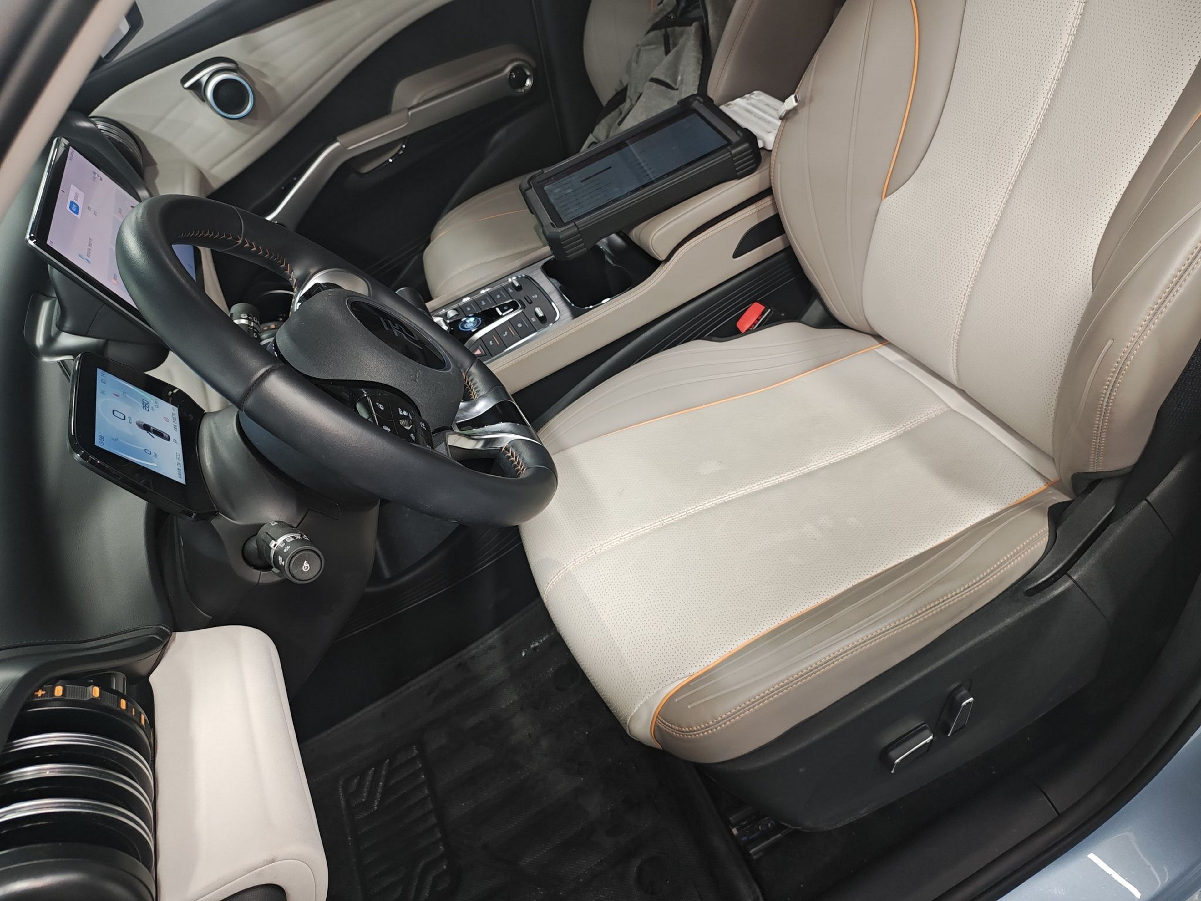 المقاعد الأمامية داخل السيارة