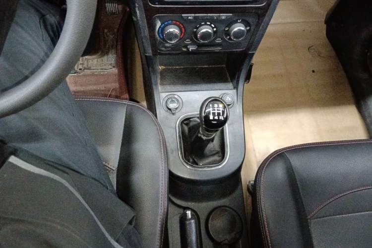 Used Dongfeng Fengon 360 2015 1.5L Manual Luxury 7-Seater China IV Standard
