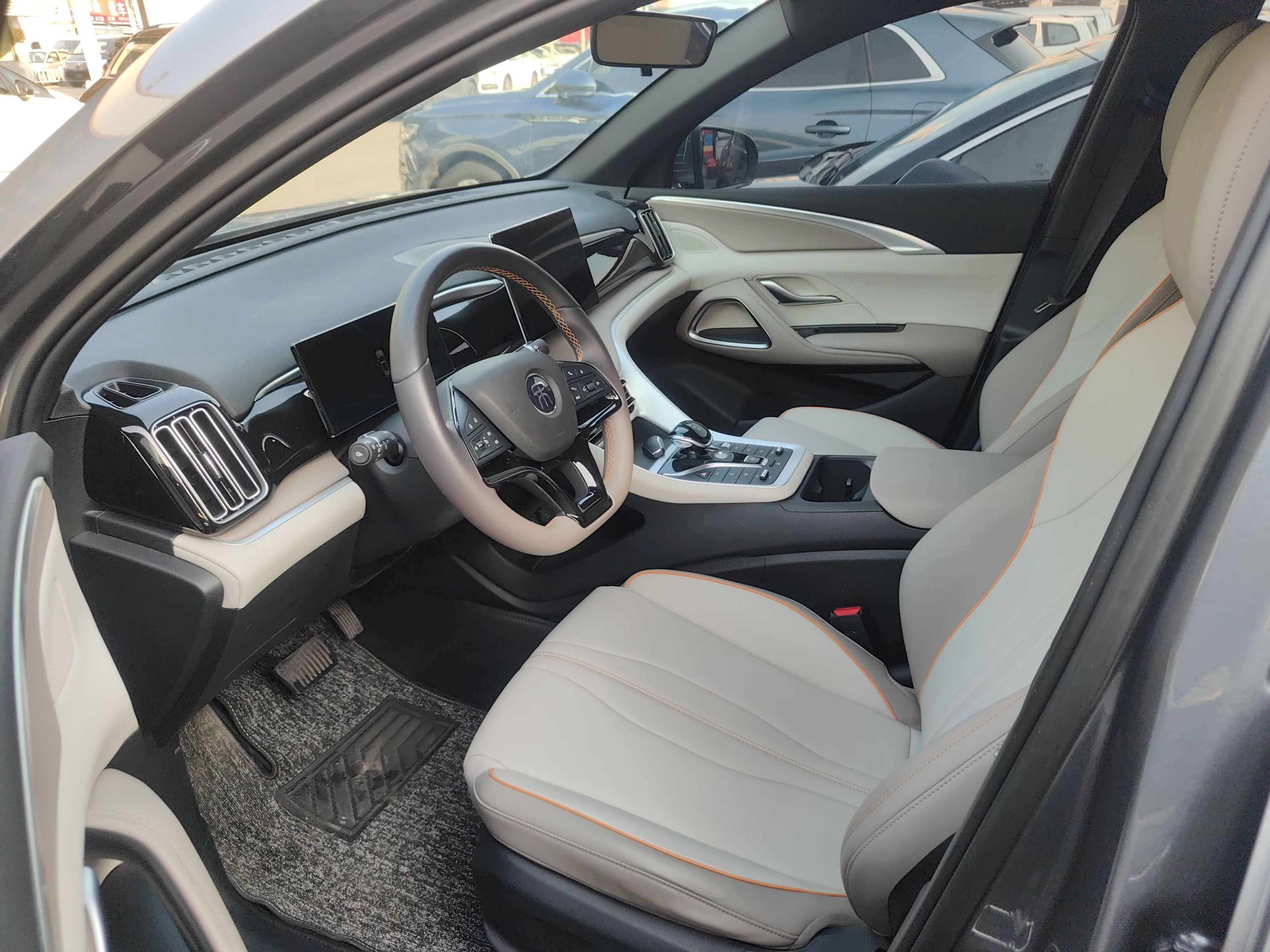 المقاعد الأمامية داخل السيارة