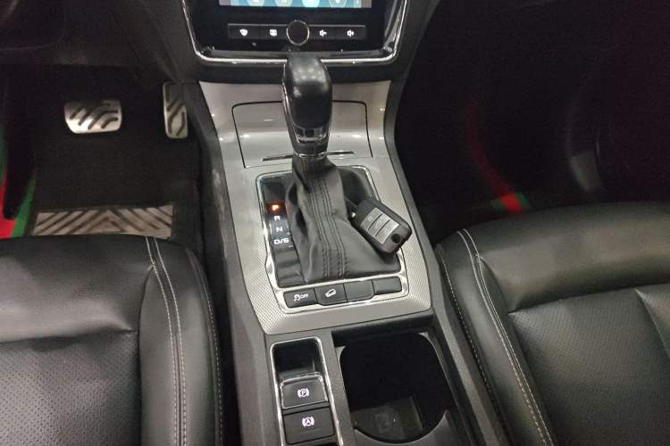 Used Roewe RX5 2016 20T Two-Wheel Drive Automatic Internet Smart Edition
