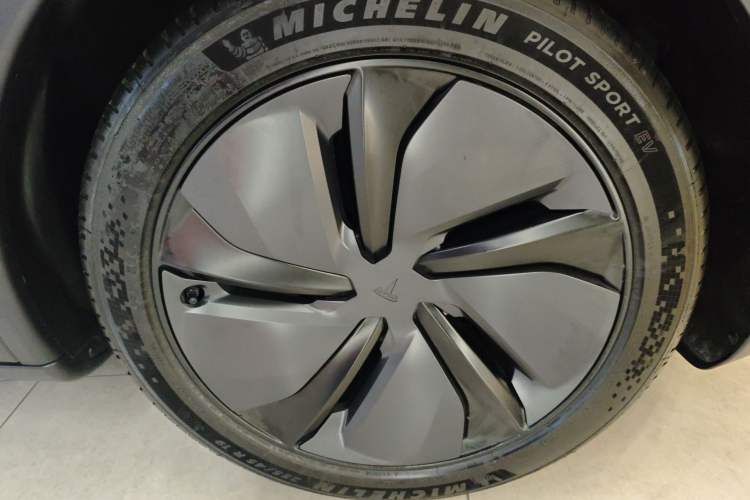 Used Tesla Model Y 2025 Long-Range All-Wheel-Drive Version
