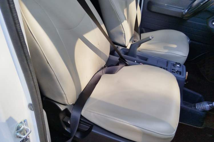 Used Wuling Yangguang 2024 300KM Comfort Version Passenger Van 75kW
