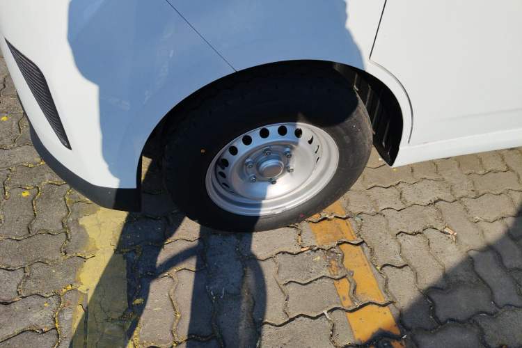 Used Wuling Yangguang 2024 300KM Comfort Version Passenger Van 75kW