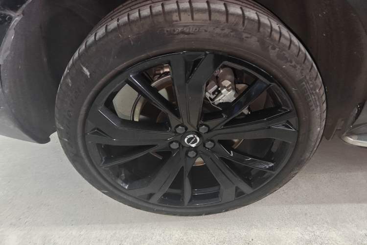 Used Volvo XC60 New Energy 2025 Plug-in Hybrid Long-Range All-Wheel Drive Zhiyuan Extreme Night Black Edition
