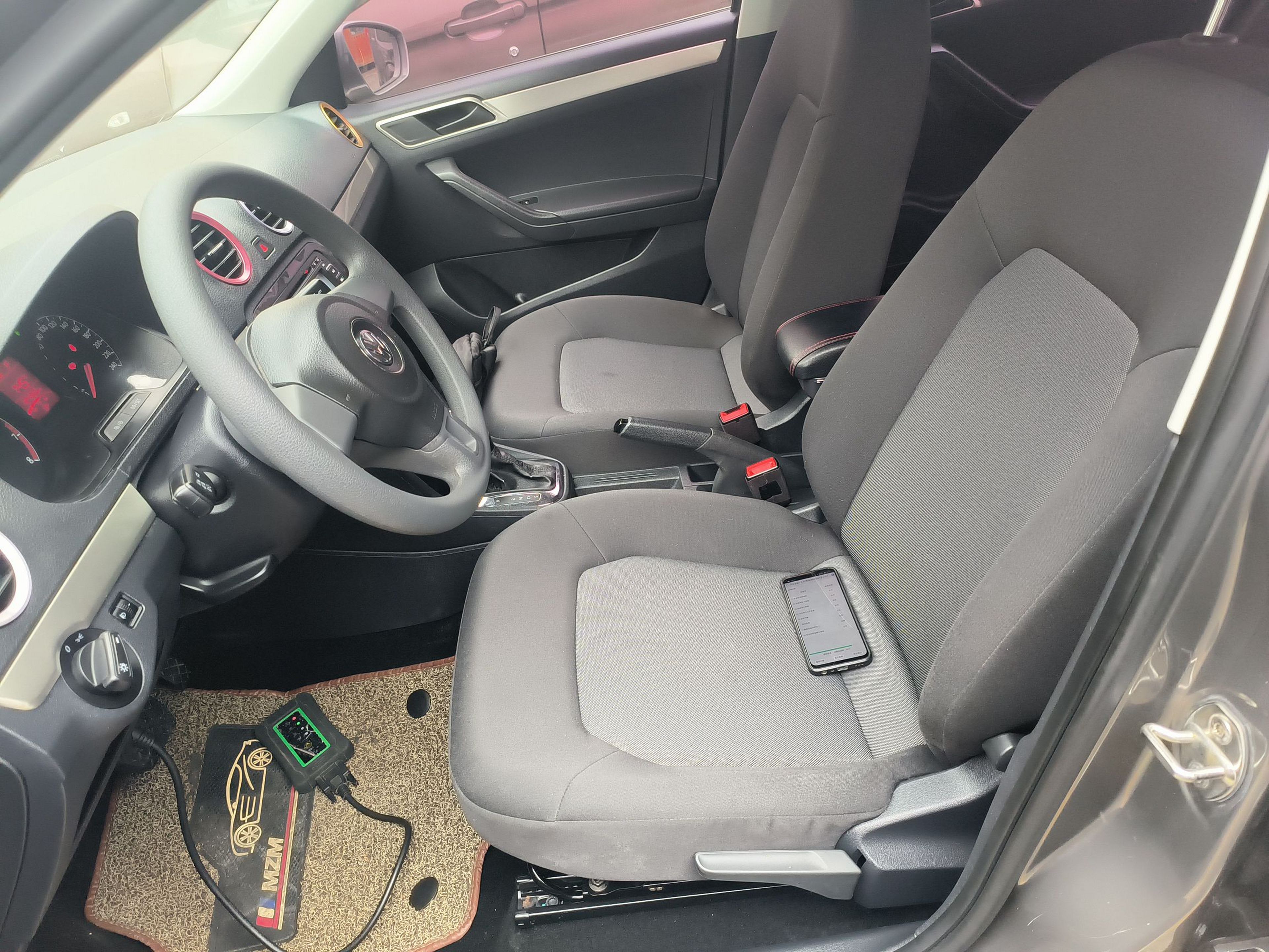 المقاعد الأمامية داخل السيارة