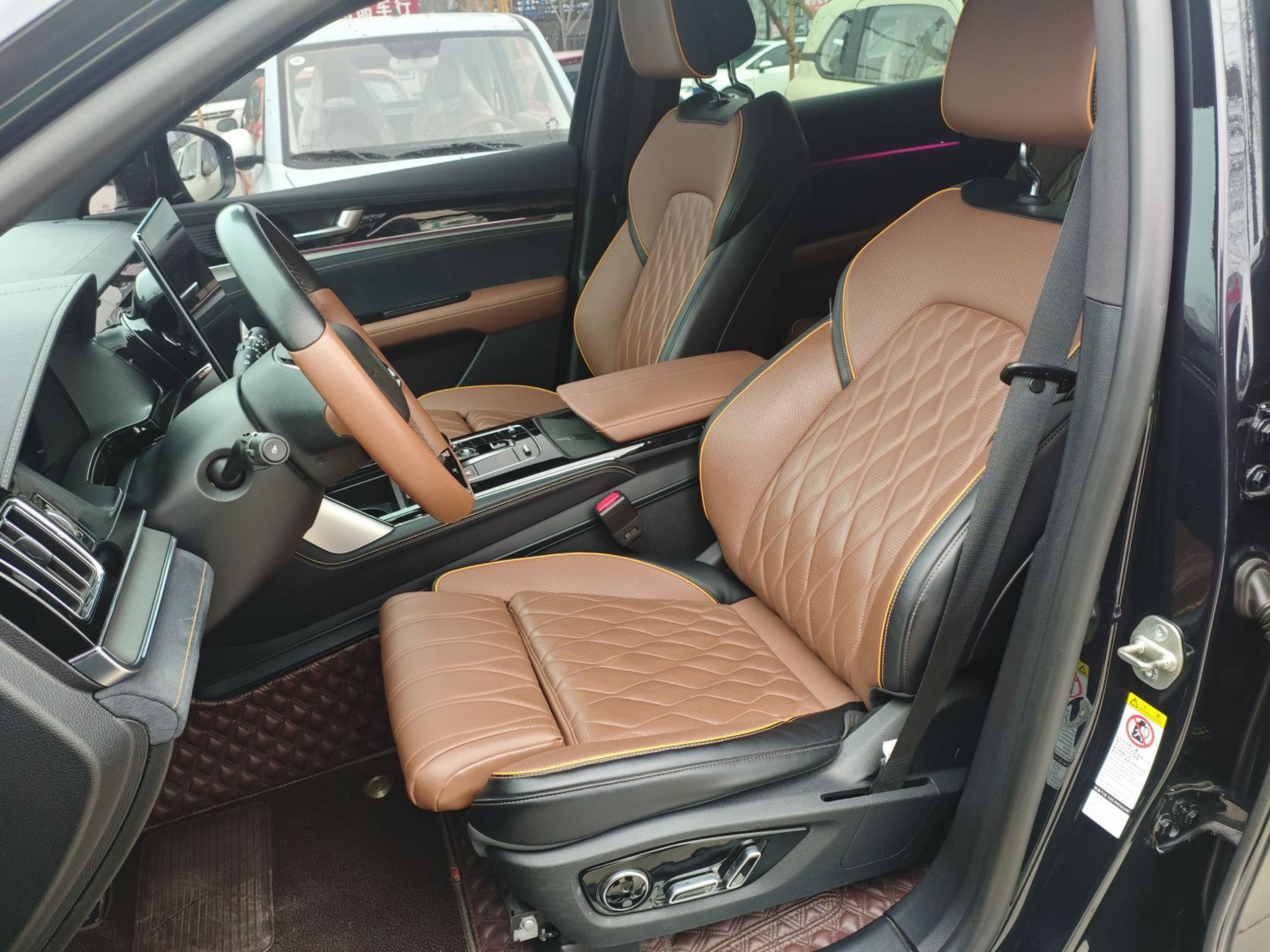 Переднее сиденье в автомобиле