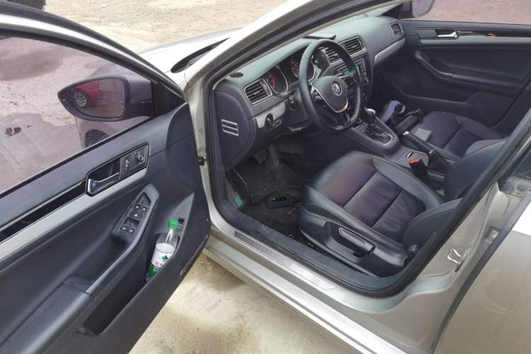 Used Volkswagen Sagitar 2015 1.6L Automatic Comfort Model
