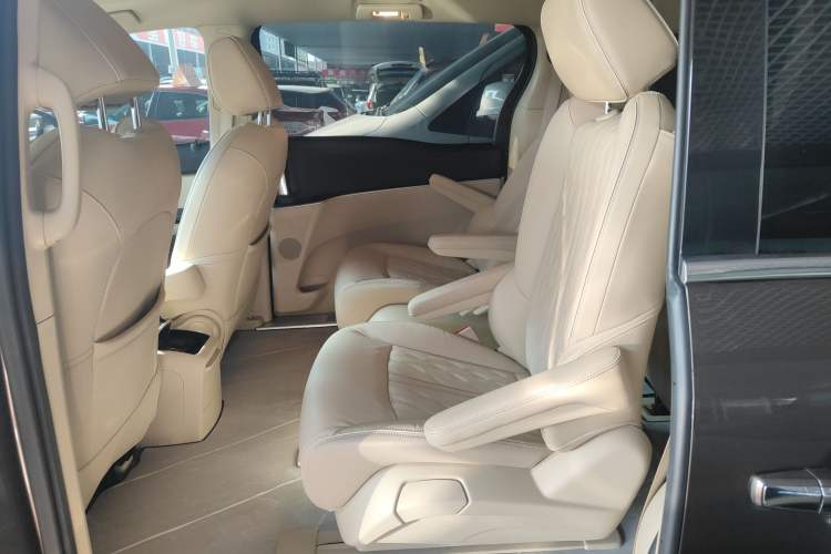 Used Buick GL8 2023 Facelifted Land Cruiser Executive Luxury Version
